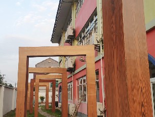 浙江金華婺城區(qū)柳湖小學鋼結(jié)構(gòu)木紋漆